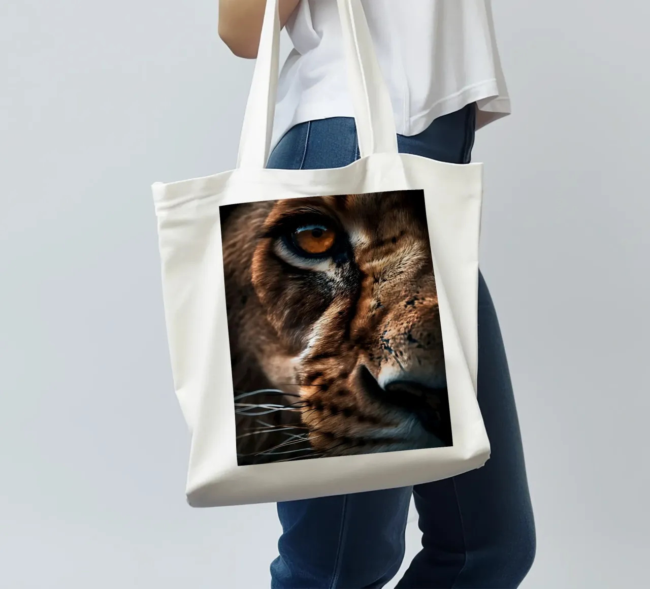 Betoverende leeuwenoog macro jute draagtas van Liam Johnson