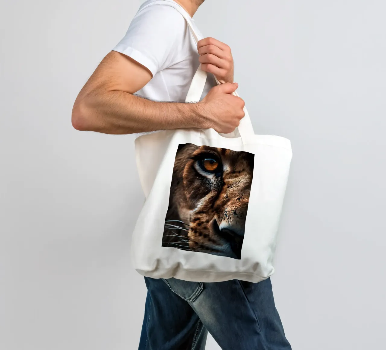 Betoverende leeuwenoog macro jute draagtas van Liam Johnson