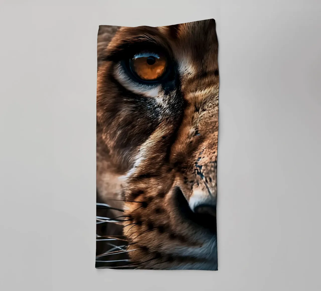 Betoverende leeuwenoog macro badhanddoek van Liam Johnson