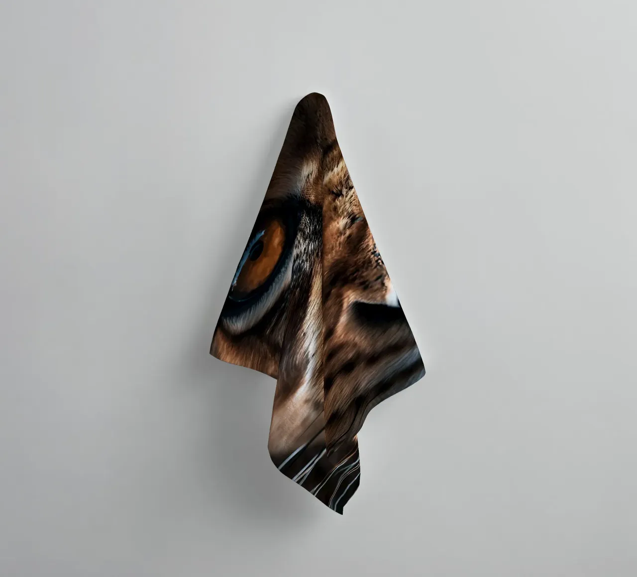 Betoverende leeuwenoog macro badhanddoek van Liam Johnson