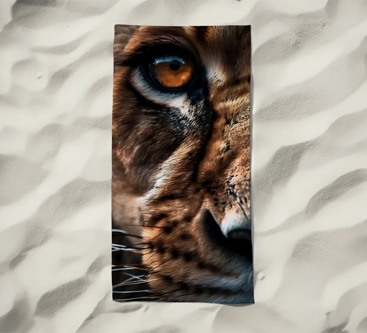 Betoverende leeuwenoog macro strandhanddoek van Liam Johnson
