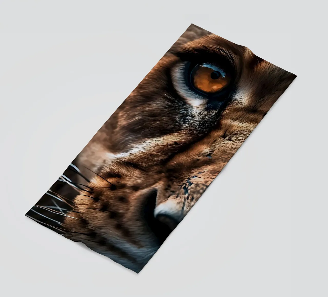 Betoverende leeuwenoog macro strandhanddoek van Liam Johnson