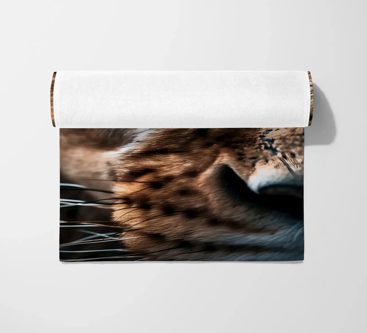 Betoverende leeuwenoog macro strandhanddoek van Liam Johnson