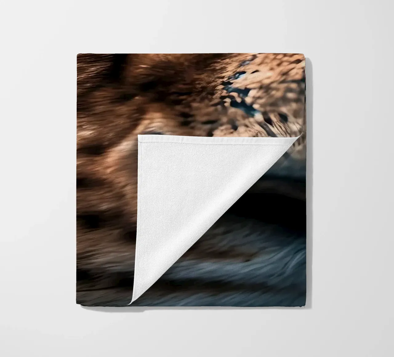 Betoverende leeuwenoog macro strandhanddoek van Liam Johnson