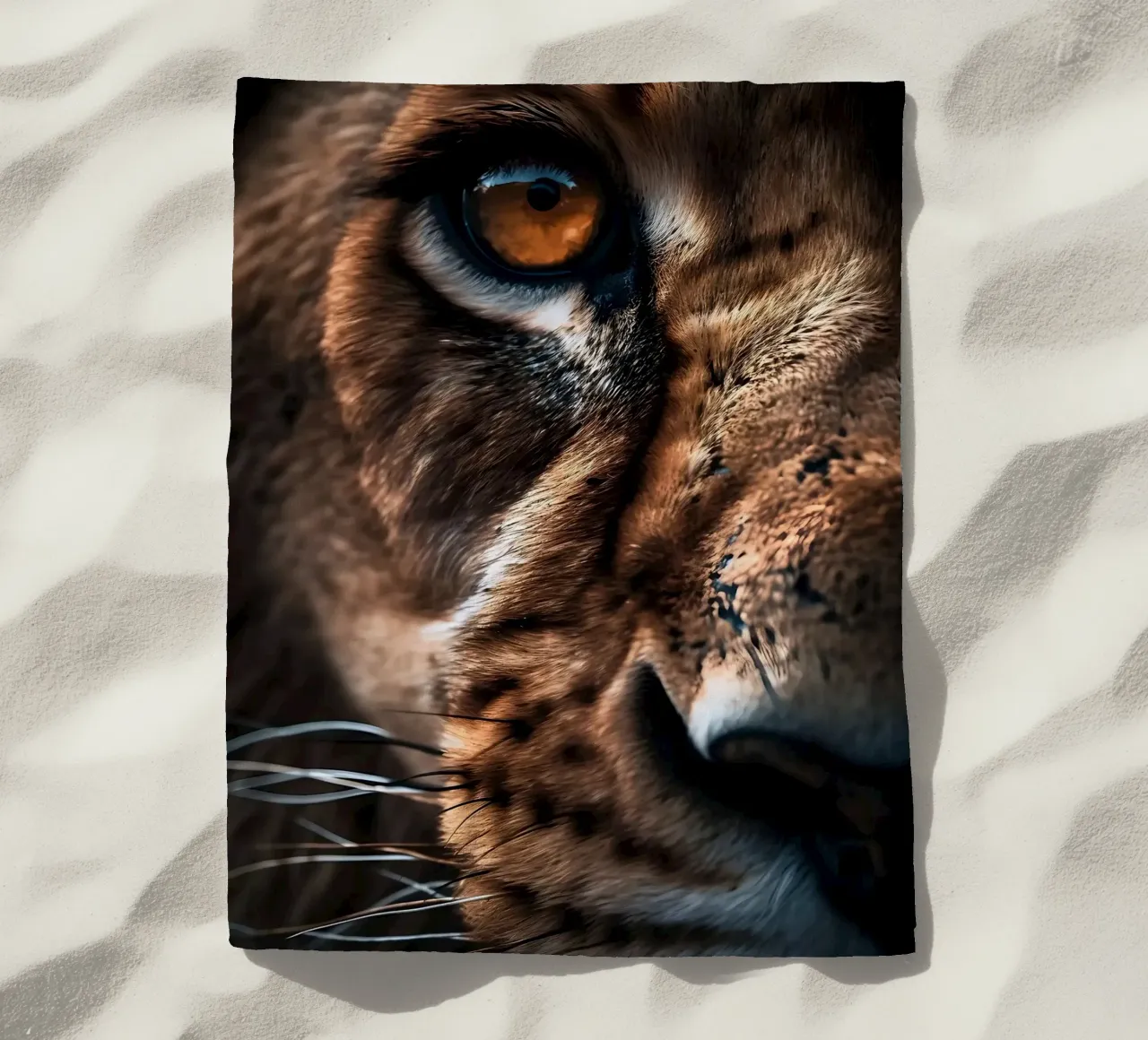Betoverende leeuwenoog macro strandhanddoek van Liam Johnson