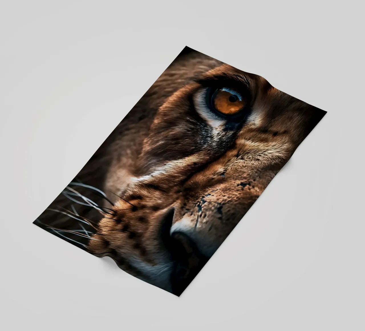 Betoverende leeuwenoog macro strandhanddoek van Liam Johnson