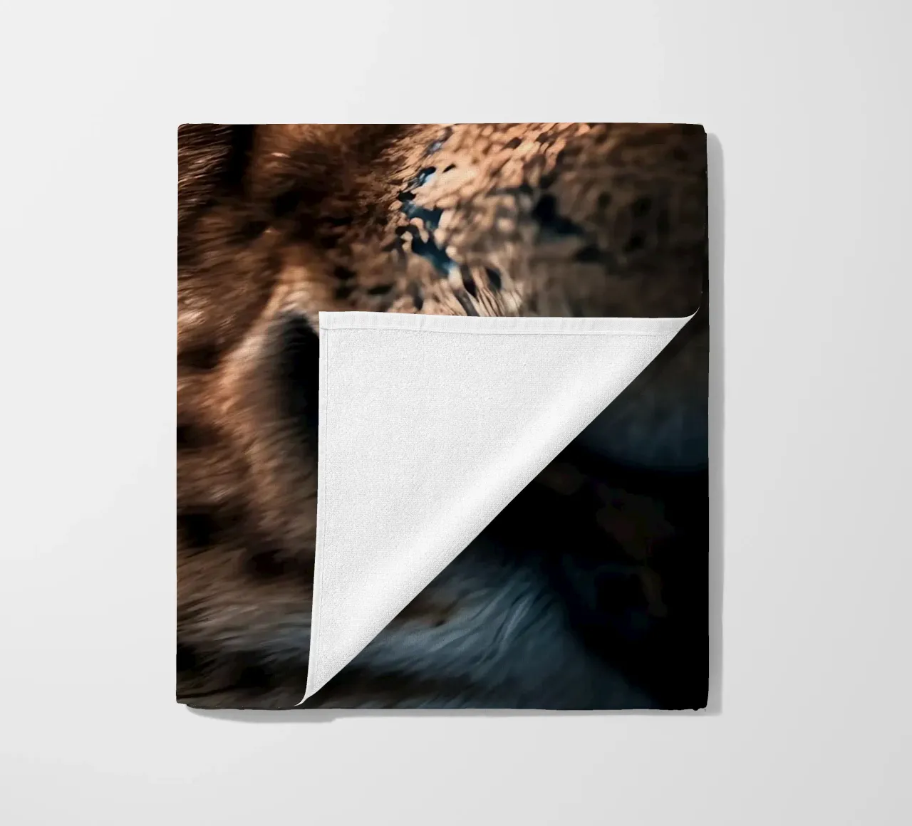 Betoverende leeuwenoog macro strandhanddoek van Liam Johnson
