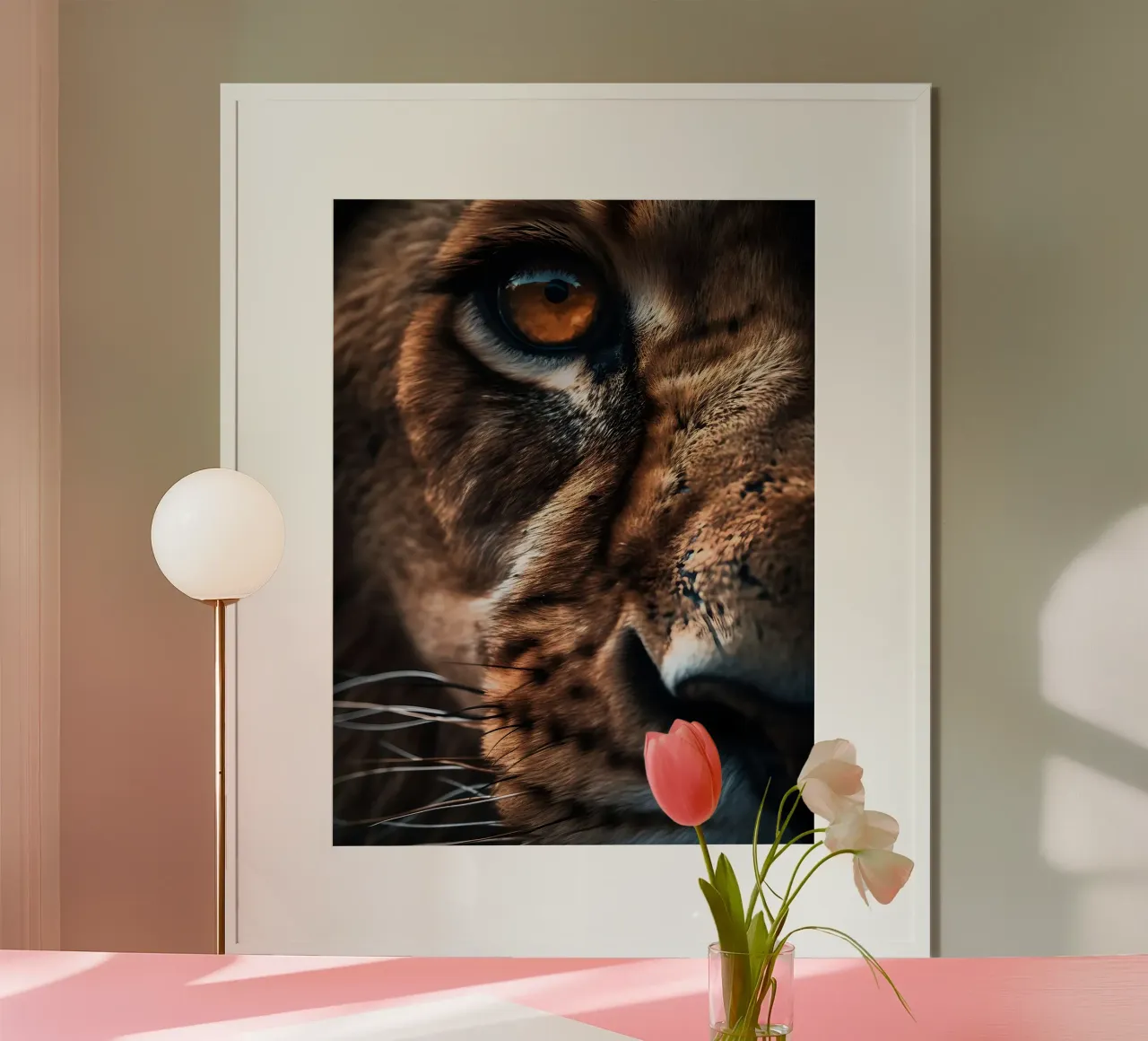 Betoverende leeuwenoog macro poster van Liam Johnson