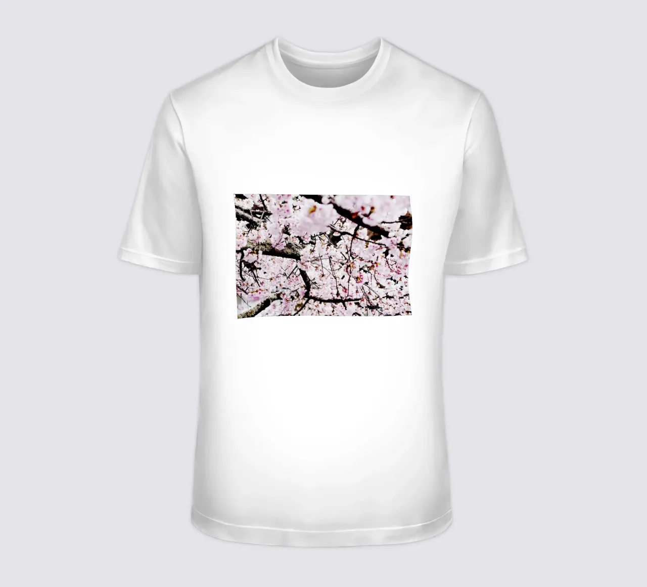 Lo splendore dei ciliegi in fiore in Giappone t-shirt da Simon Koy