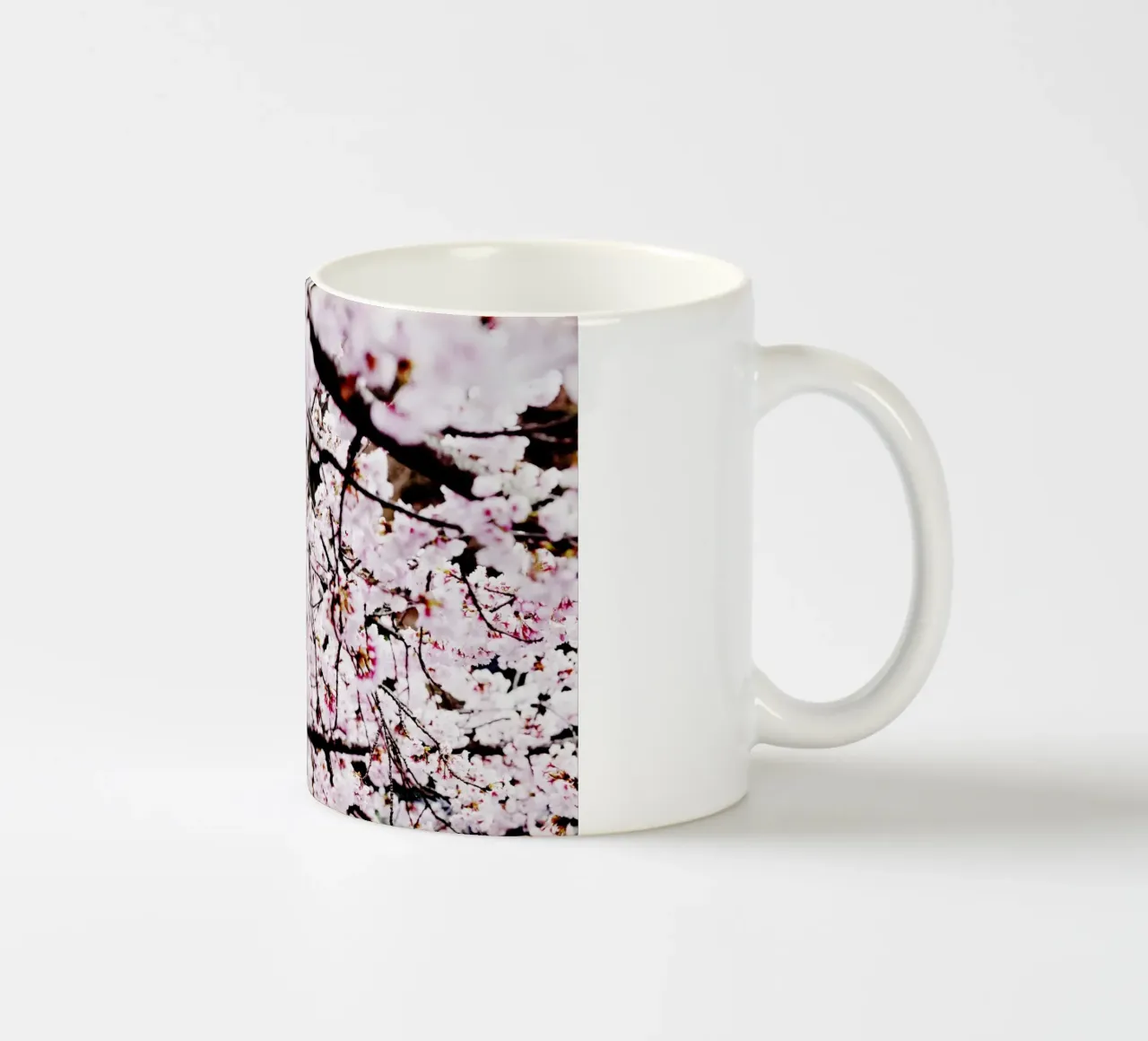 Lo splendore dei ciliegi in fiore in Giappone tazza in ceramica da Simon Koy