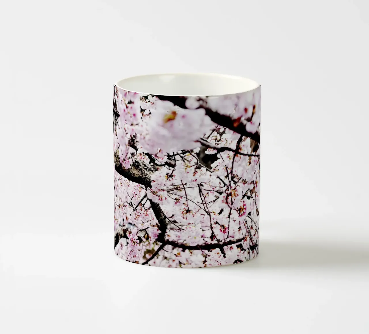 Lo splendore dei ciliegi in fiore in Giappone tazza in ceramica da Simon Koy