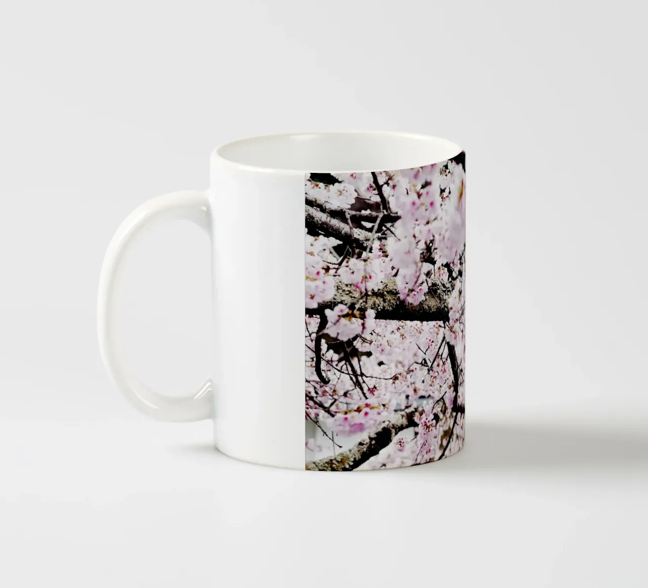 Lo splendore dei ciliegi in fiore in Giappone tazza in ceramica da Simon Koy
