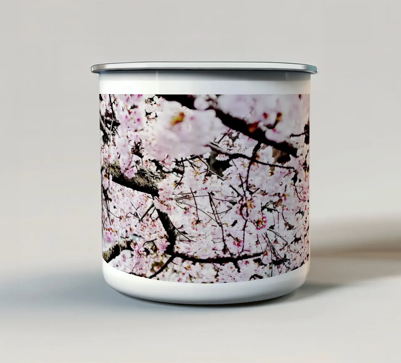 Lo splendore dei ciliegi in fiore in Giappone tazza in smalto da Simon Koy
