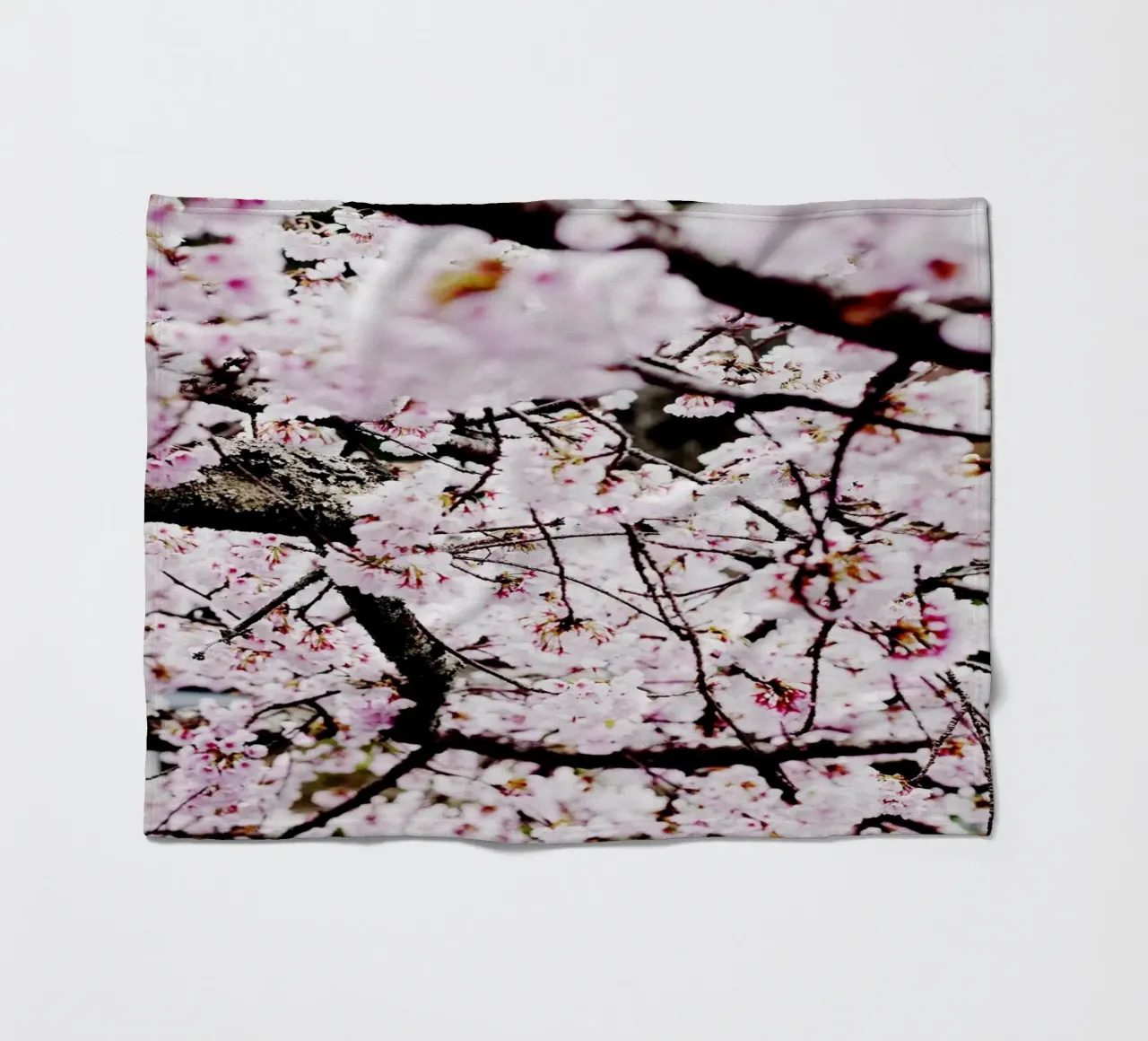 Lo splendore dei ciliegi in fiore in Giappone coperta in pile da Simon Koy