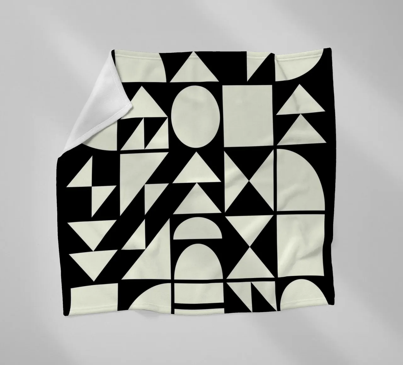 Forme geometriche in bianco e nero coperta in pile da Courtney