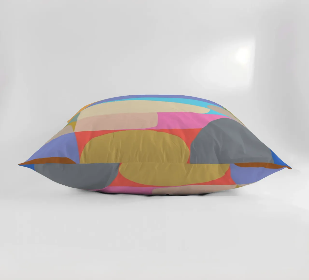 Composizione colorata di forme geometriche astratte cuscino da Courtney