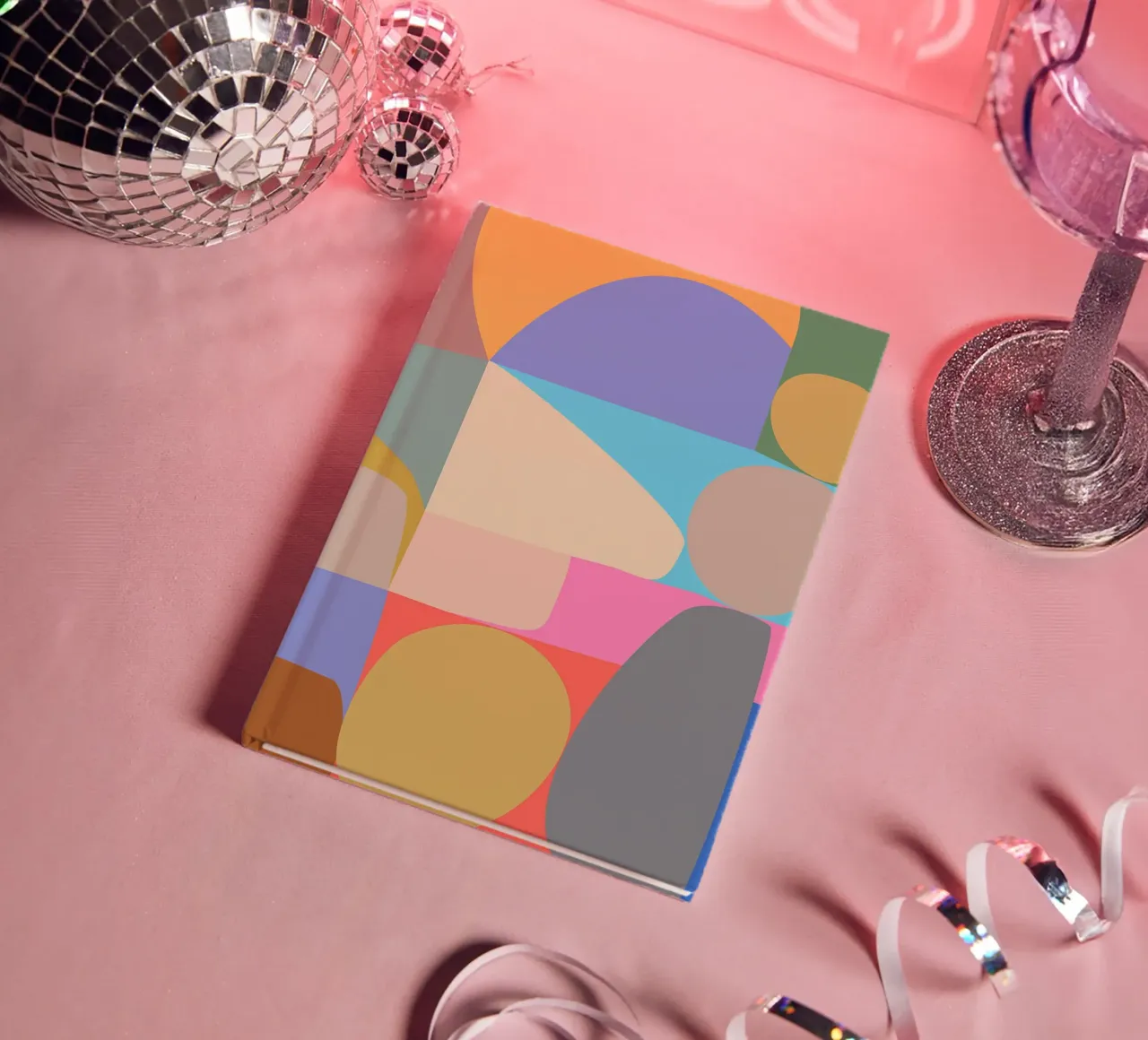 Composizione colorata di forme geometriche astratte diario da Courtney