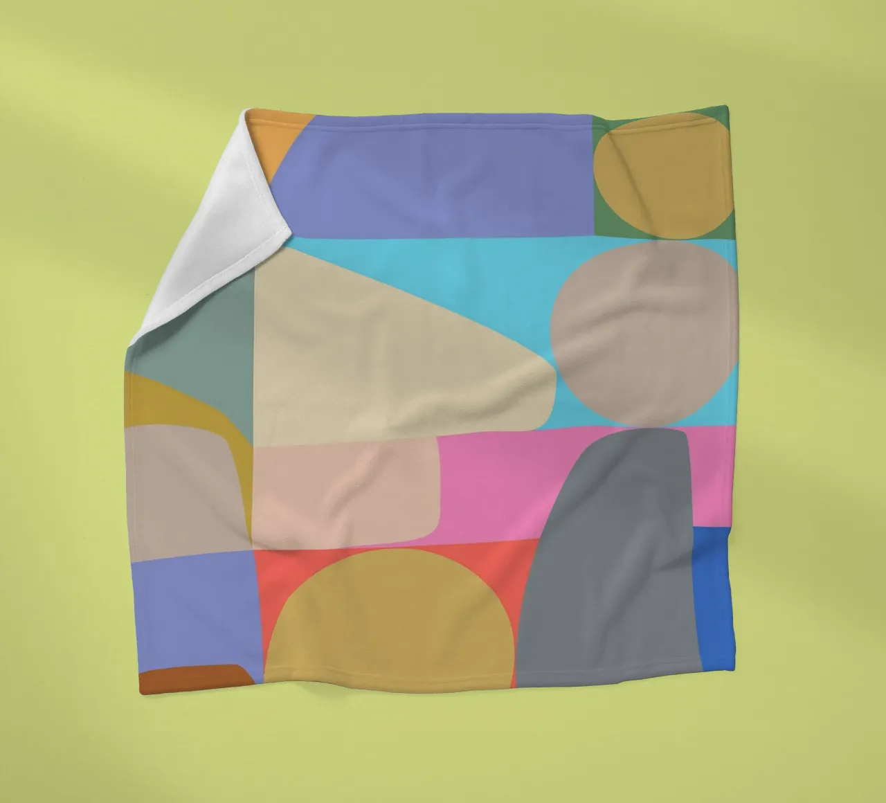 Composizione colorata di forme geometriche astratte coperta in pile da Courtney