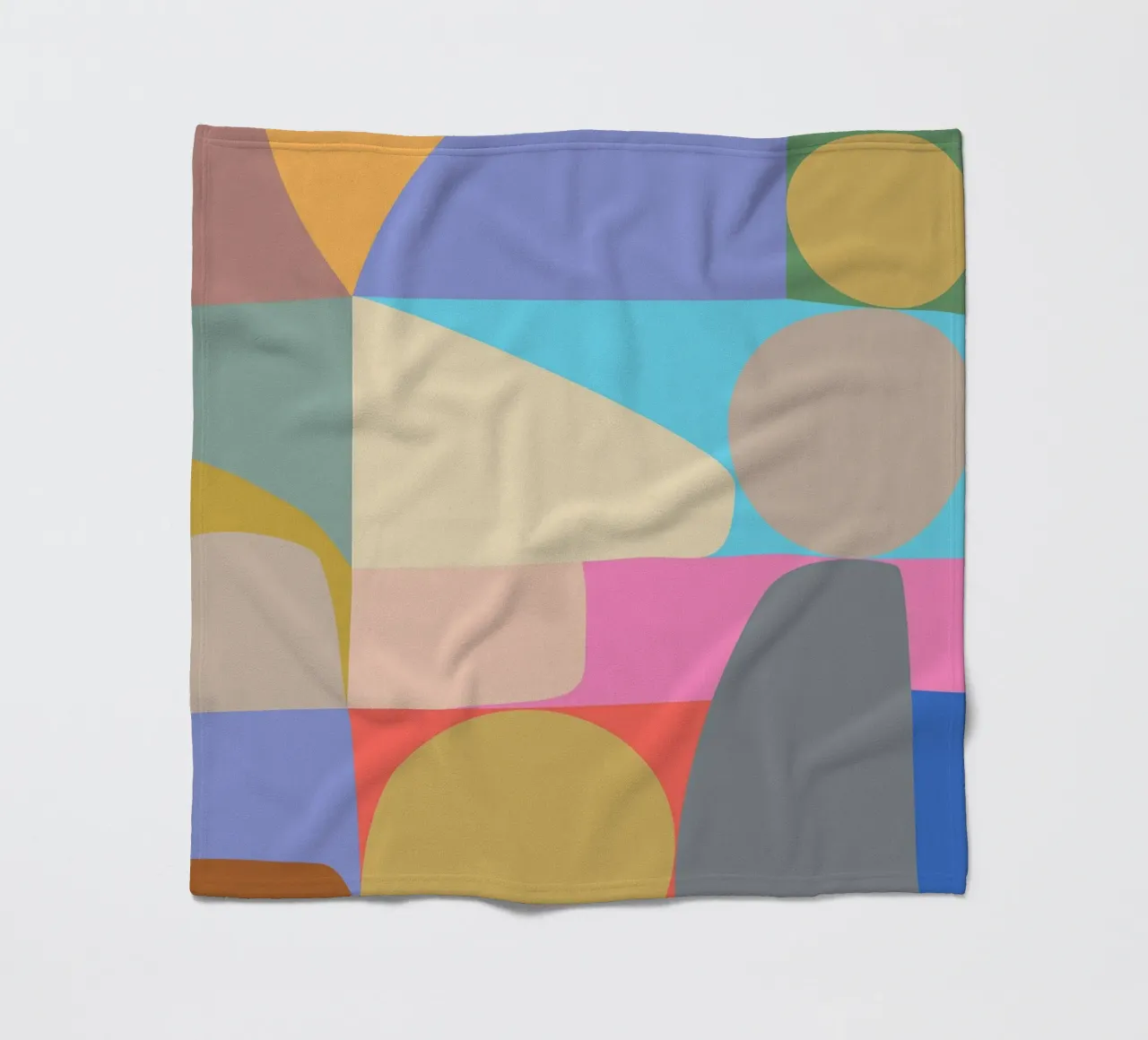 Composizione colorata di forme geometriche astratte coperta in pile da Courtney