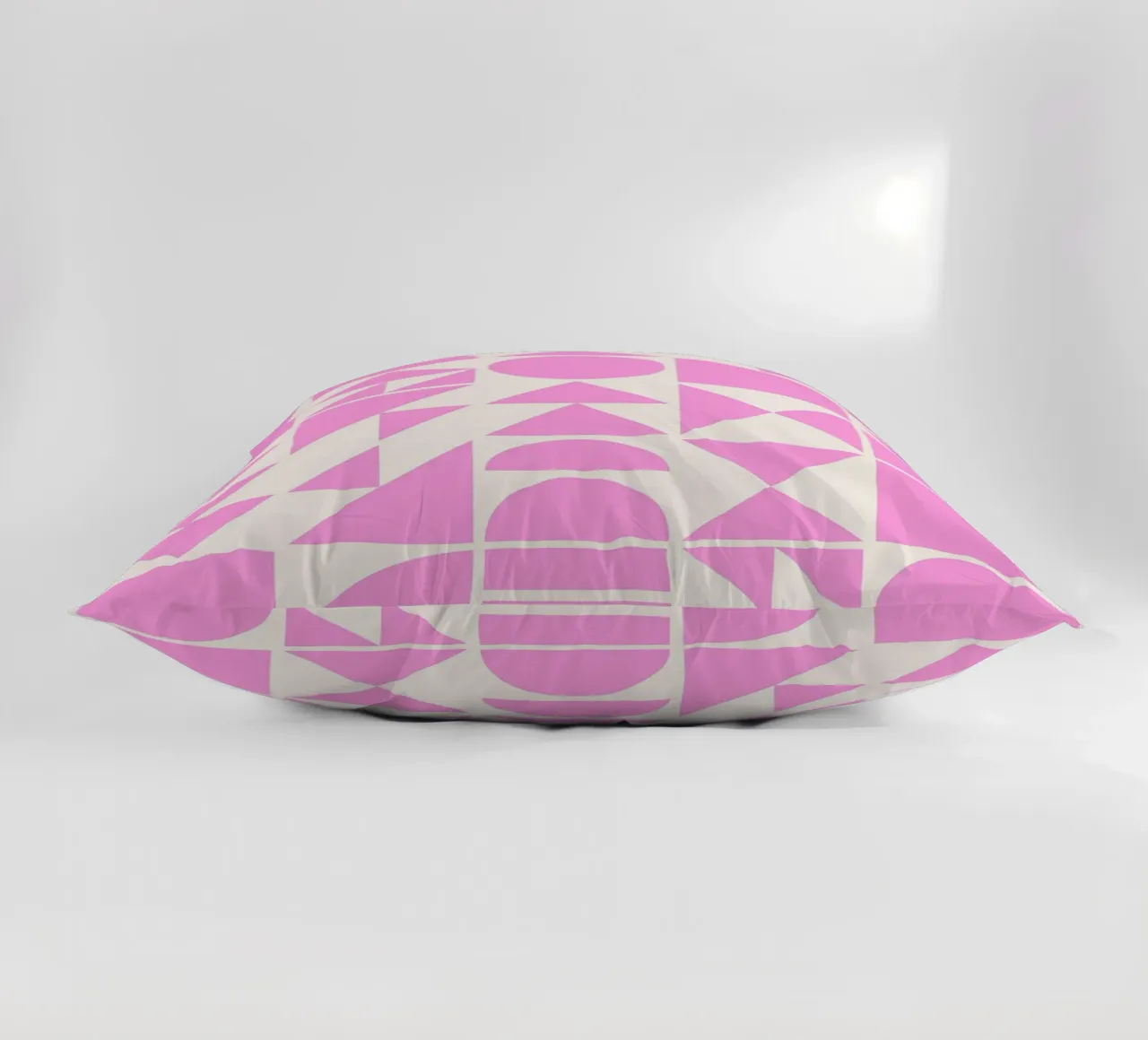 Forme geometriche di metà secolo in rosa cuscino da Courtney