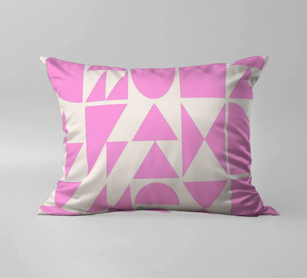 Forme geometriche di metà secolo in rosa cuscino da Courtney