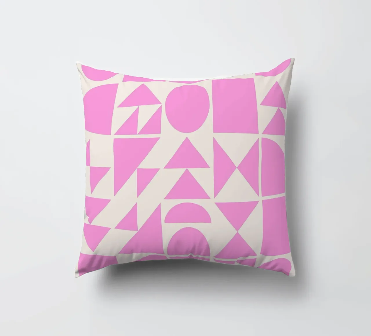 Forme geometriche di metà secolo in rosa cuscino da Courtney