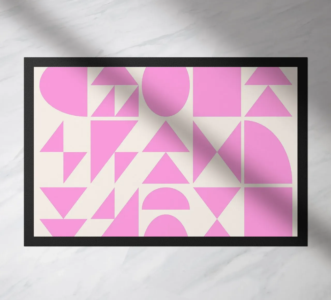 Forme geometriche di metà secolo in rosa zerbino da Courtney