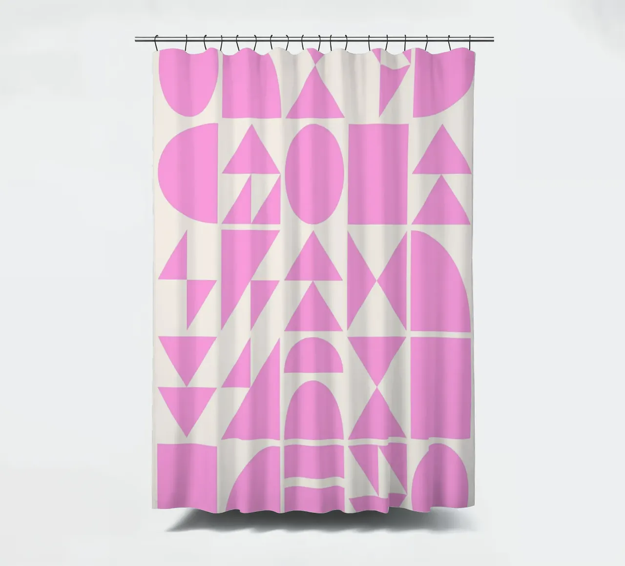 Forme geometriche di metà secolo in rosa tenda da doccia da Courtney