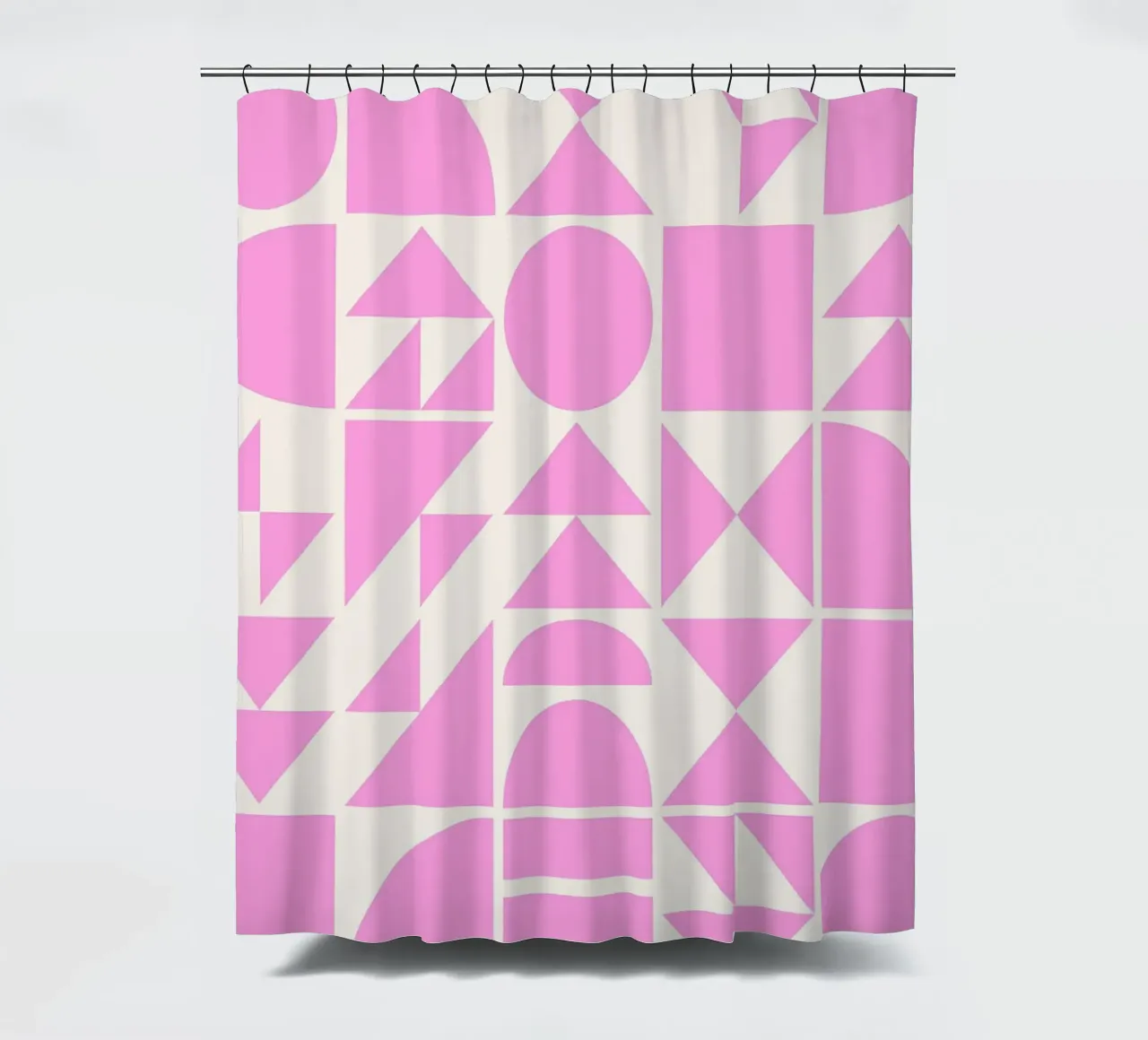 Forme geometriche di metà secolo in rosa tenda da doccia da Courtney