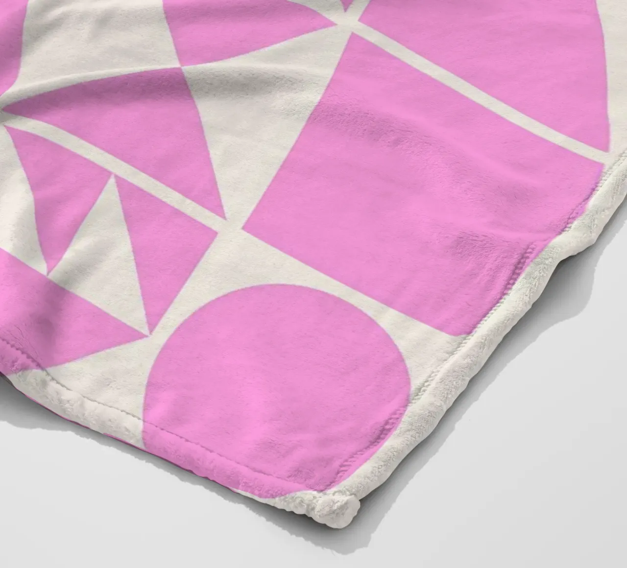 Forme geometriche di metà secolo in rosa coperta in pile da Courtney