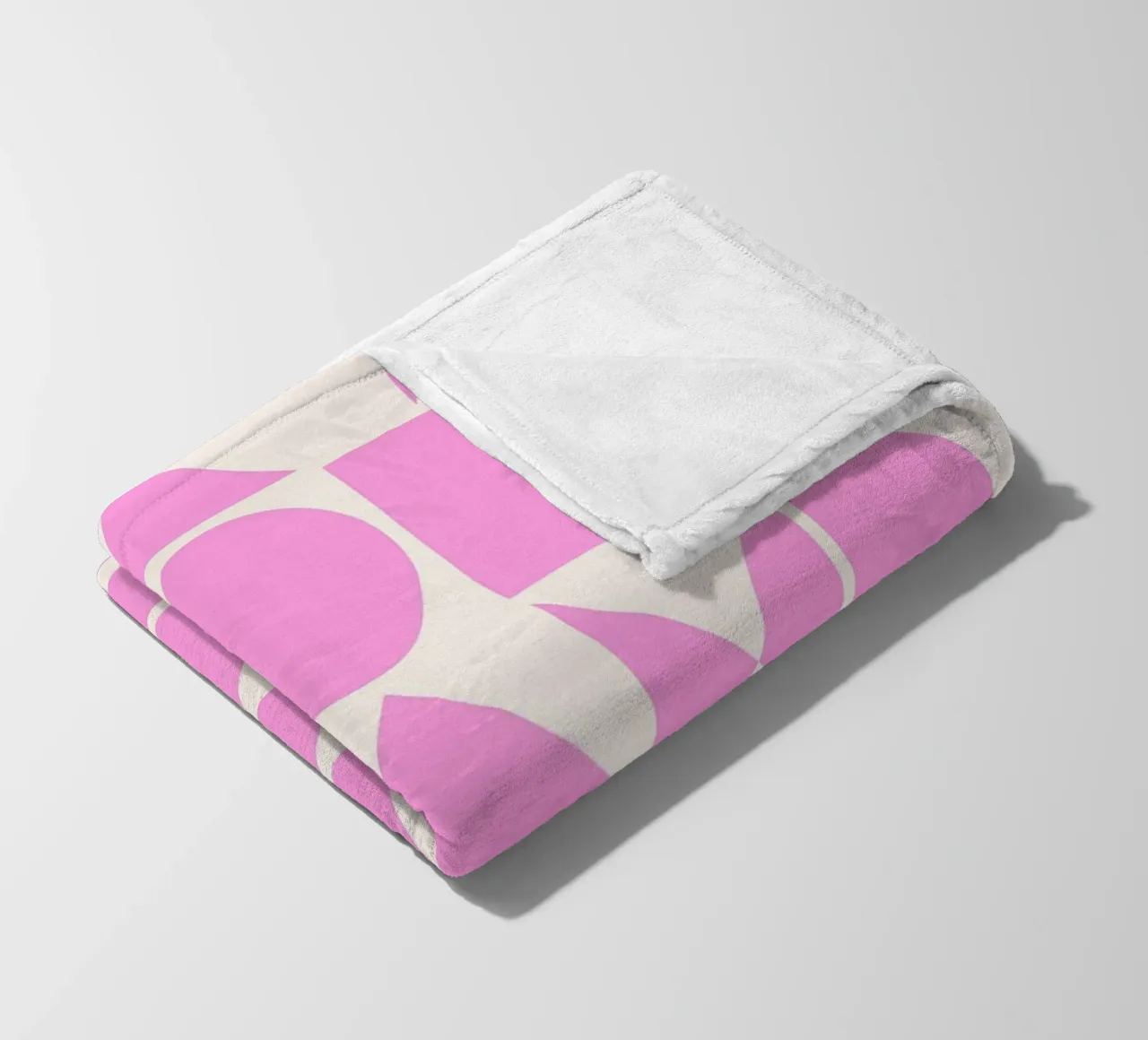 Forme geometriche di metà secolo in rosa coperta in pile da Courtney