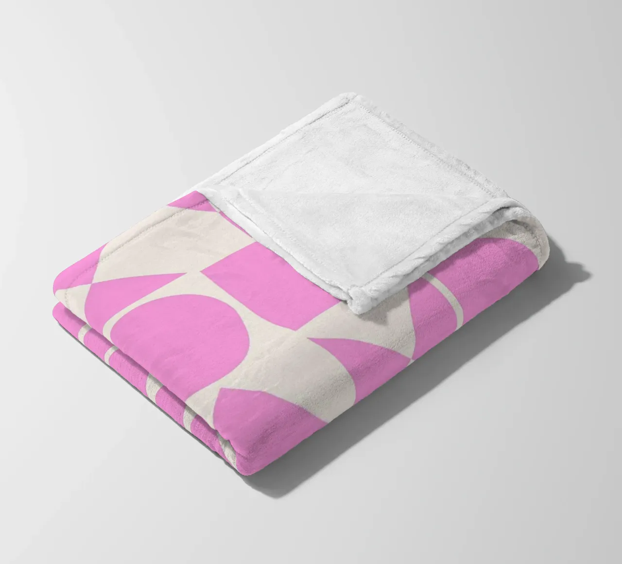 Forme geometriche di metà secolo in rosa coperta in pile da Courtney