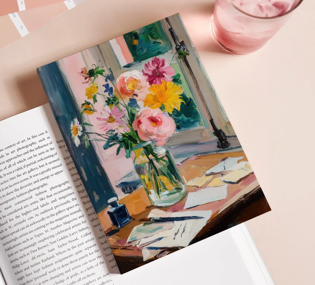 Fiori colorati su una scrivania rustica diario da ArtByNiki