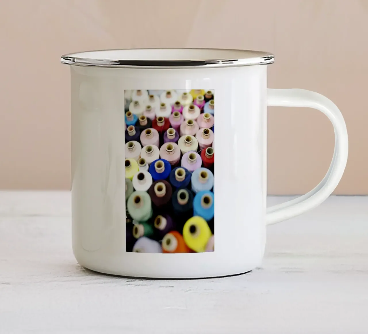 Dettagli della filettatura tazza in smalto da Simon Koy