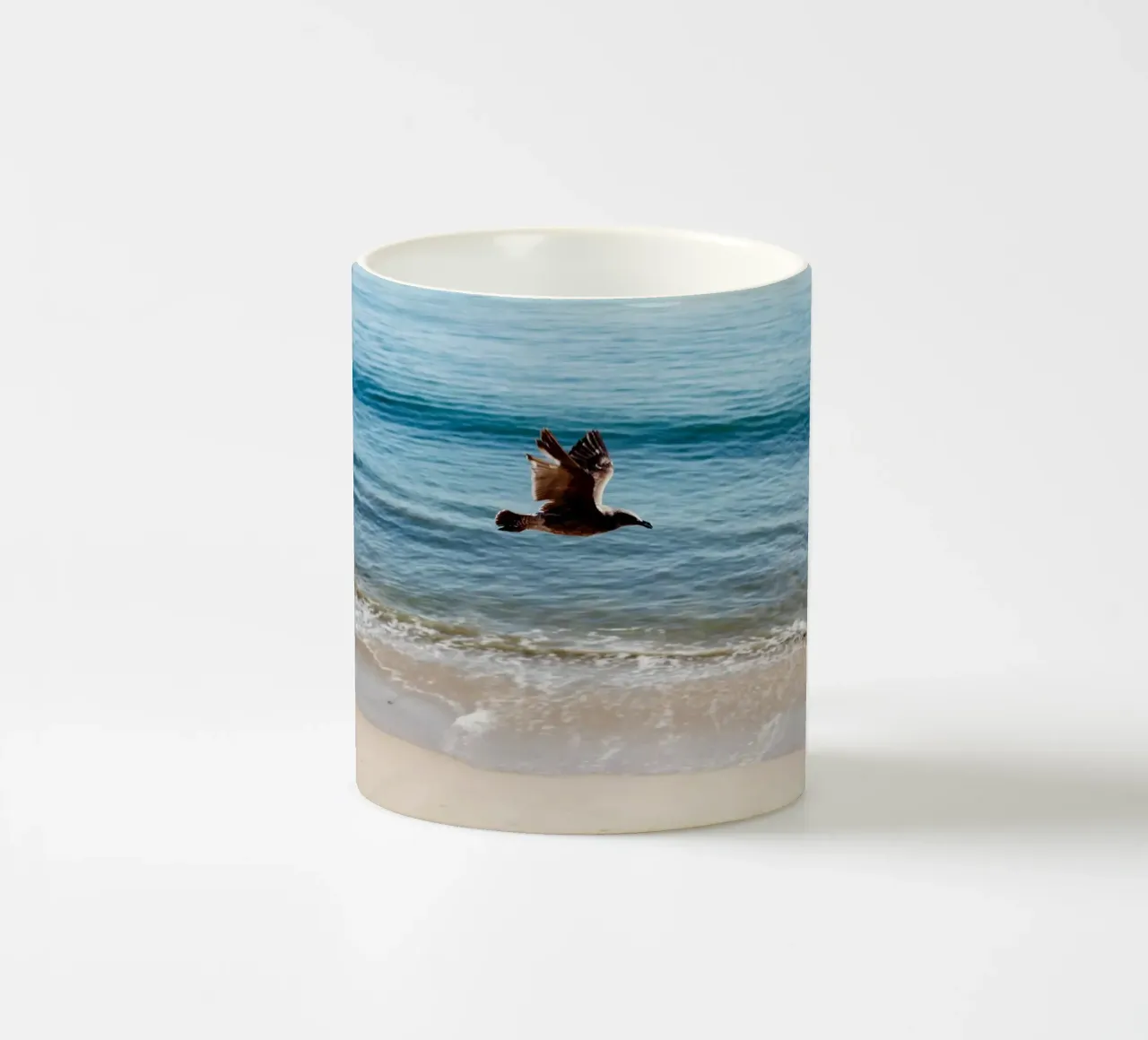 Gabbiano a Los Angeles, USAa tazza in ceramica da Simon Koy