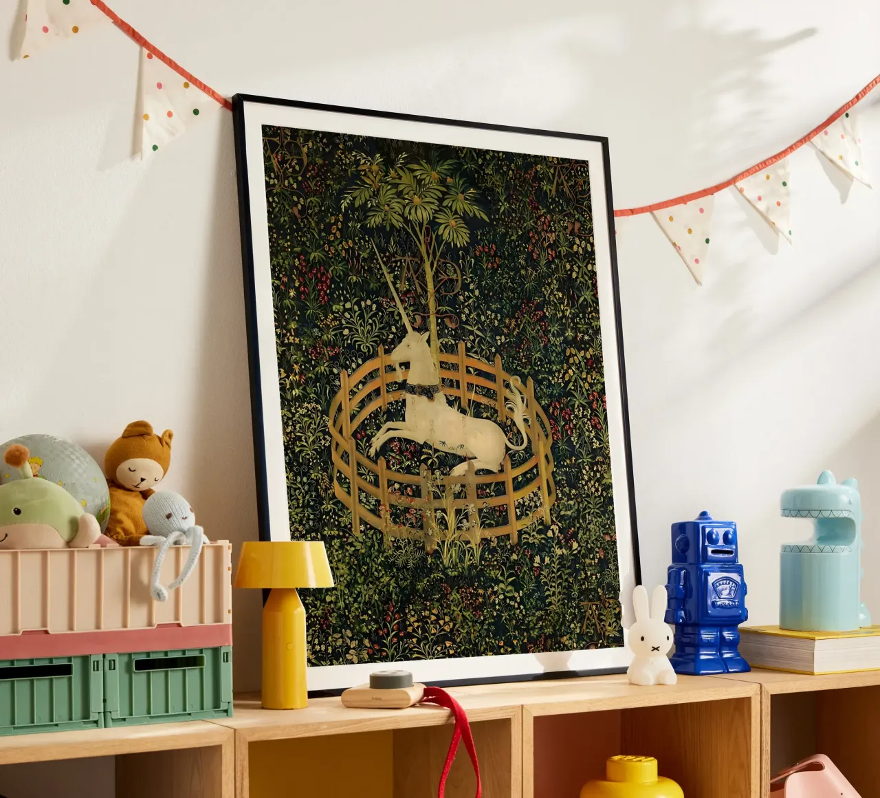 Unicorno in cattività poster con telaio in plastica da William Store