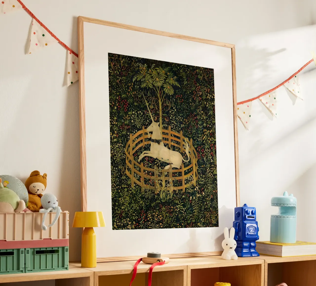 Unicorno in cattività poster con telaio in plastica da William Store