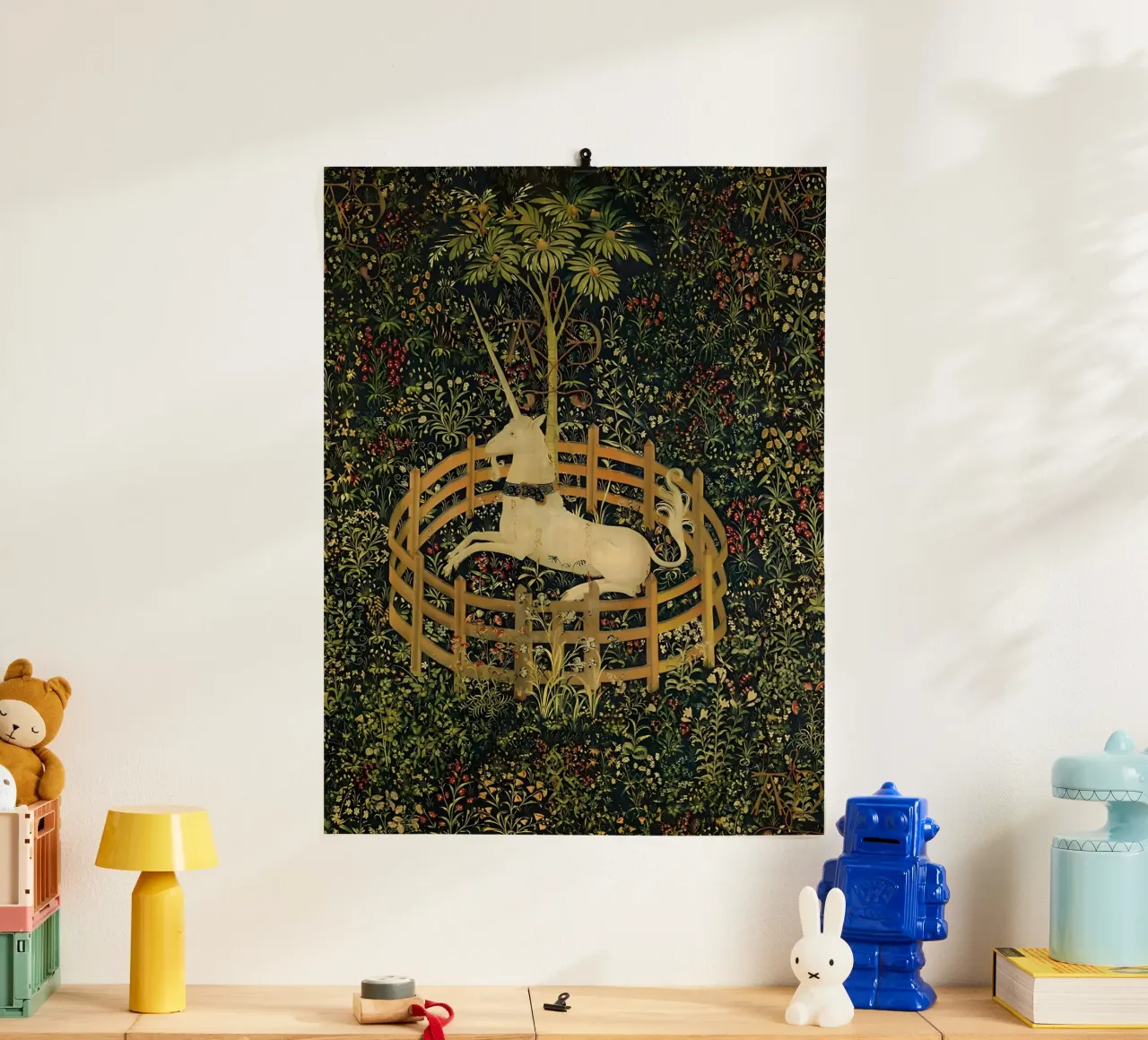 Unicorno in cattività poster con telaio in plastica da William Store