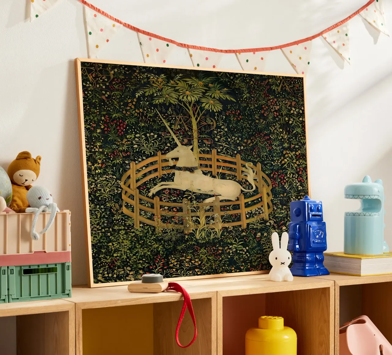 Unicorno in cattività poster con telaio in plastica da William Store