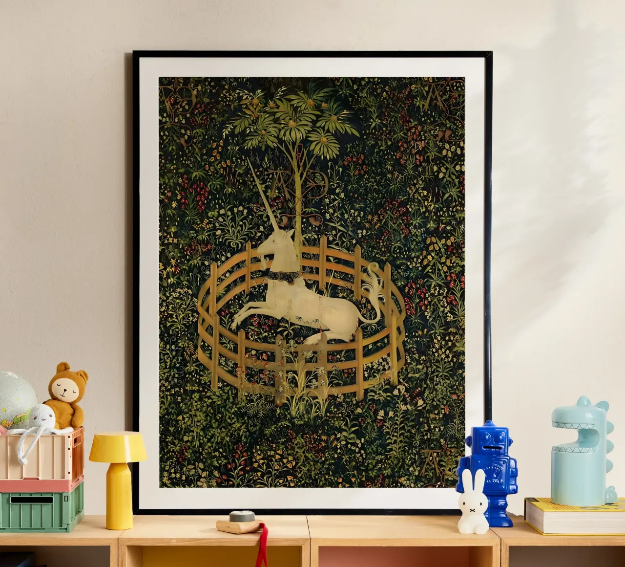 Unicorno in cattività poster con telaio in plastica da William Store