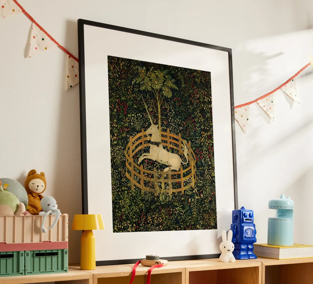 Unicorno in cattività poster con telaio in plastica da William Store