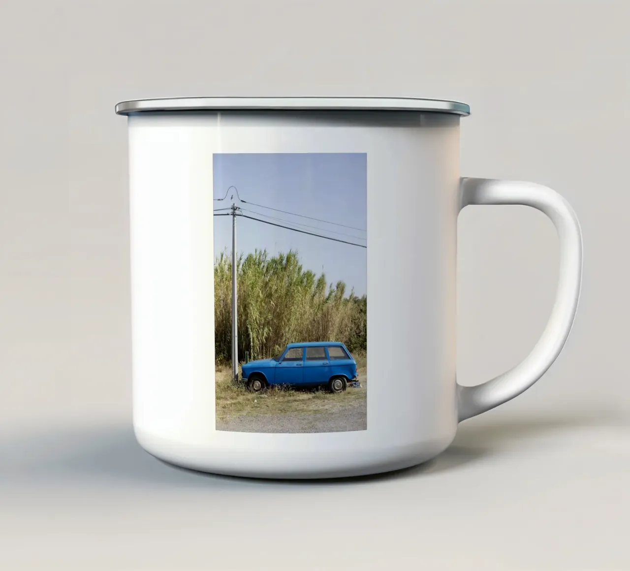 Auto d'epoca in Provenza tazza in smalto da Simon Koy