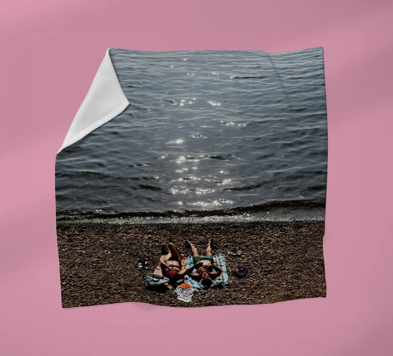 Bagno a La Ciodat coperta in pile da Simon Koy