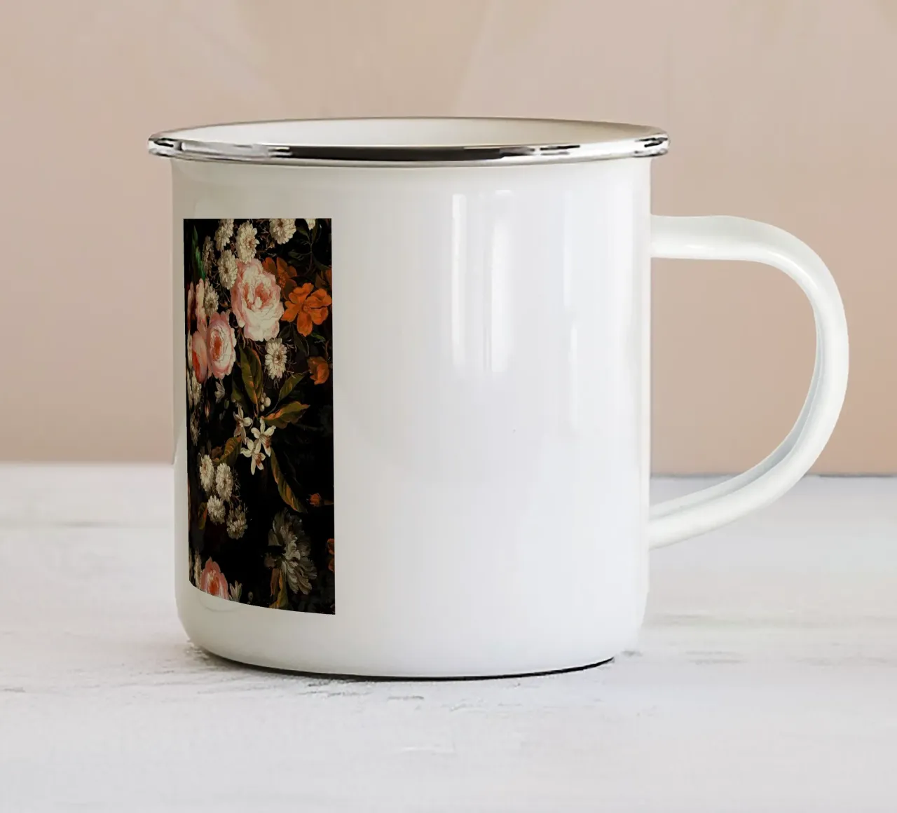 Giardino di mezzanotte con rose color pesca e delicati fiori bianchi tazza in smalto da Vintage World - Uta Naumann