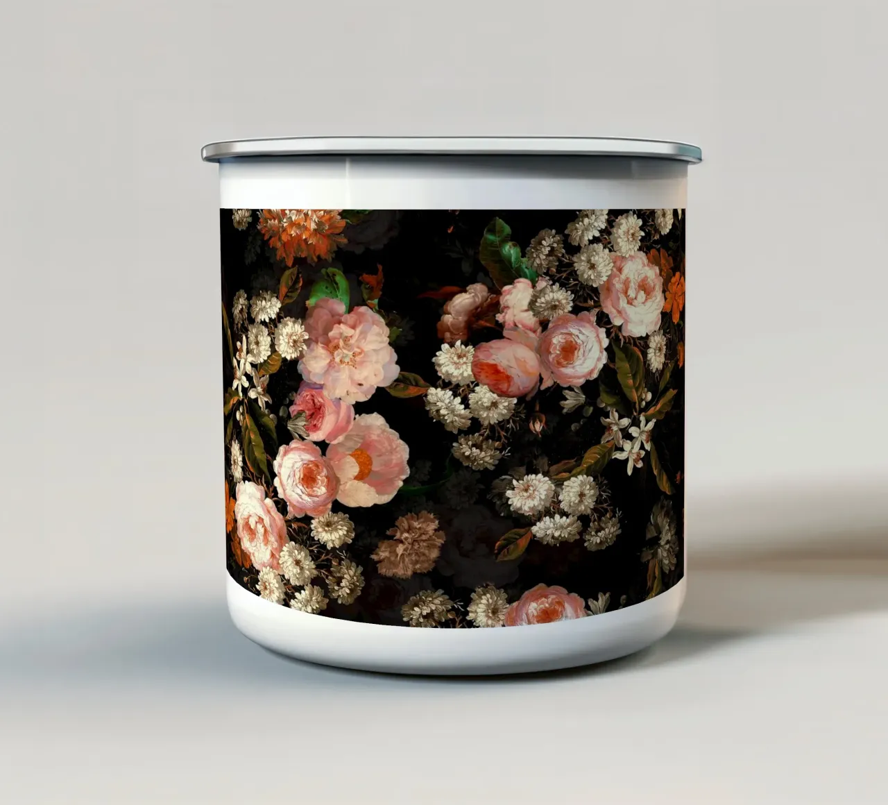 Giardino di mezzanotte con rose color pesca e delicati fiori bianchi tazza in smalto da Vintage World - Uta Naumann