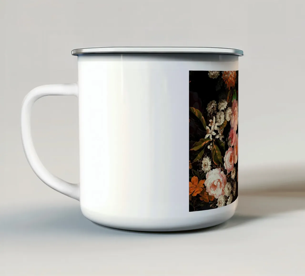 Giardino di mezzanotte con rose color pesca e delicati fiori bianchi tazza in smalto da Vintage World - Uta Naumann
