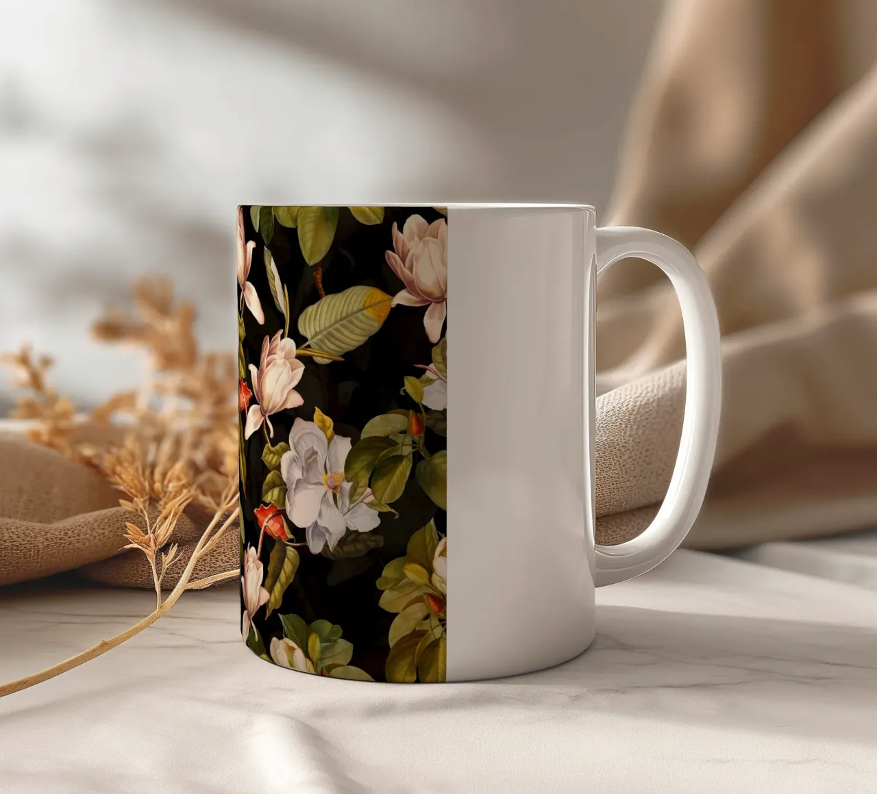 Giardino di magnolie di mezzanotte con fiori e foglie d'autunno tazza in ceramica da Vintage World - Uta Naumann