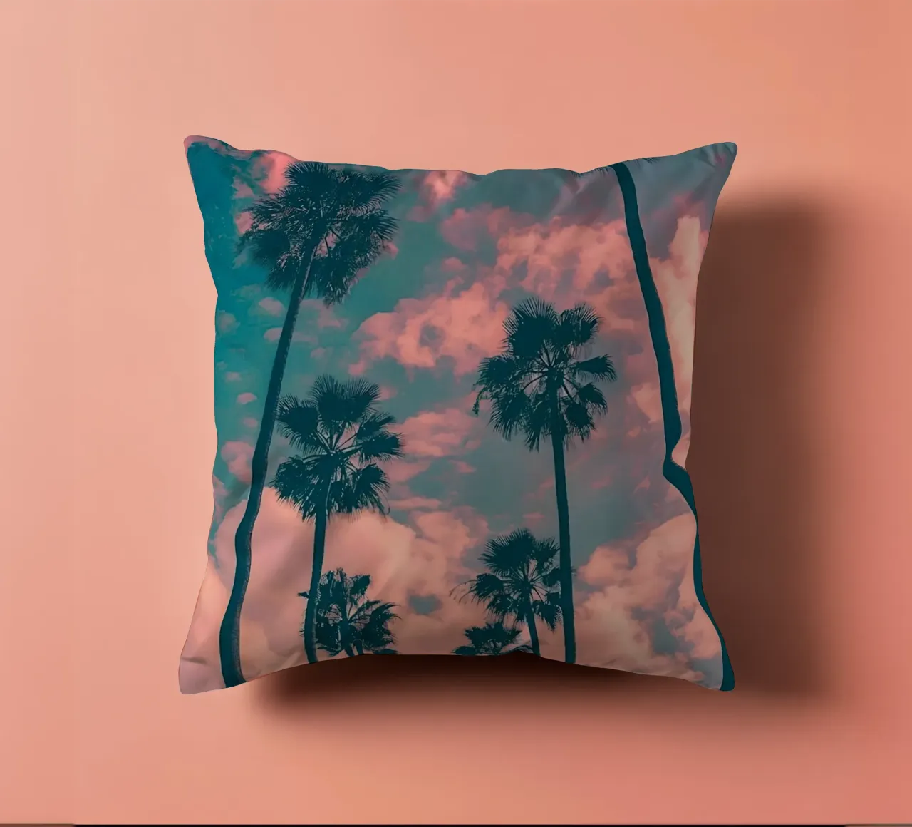 Pink Sky With Palm Trees cuscino da Leonard Barreiro