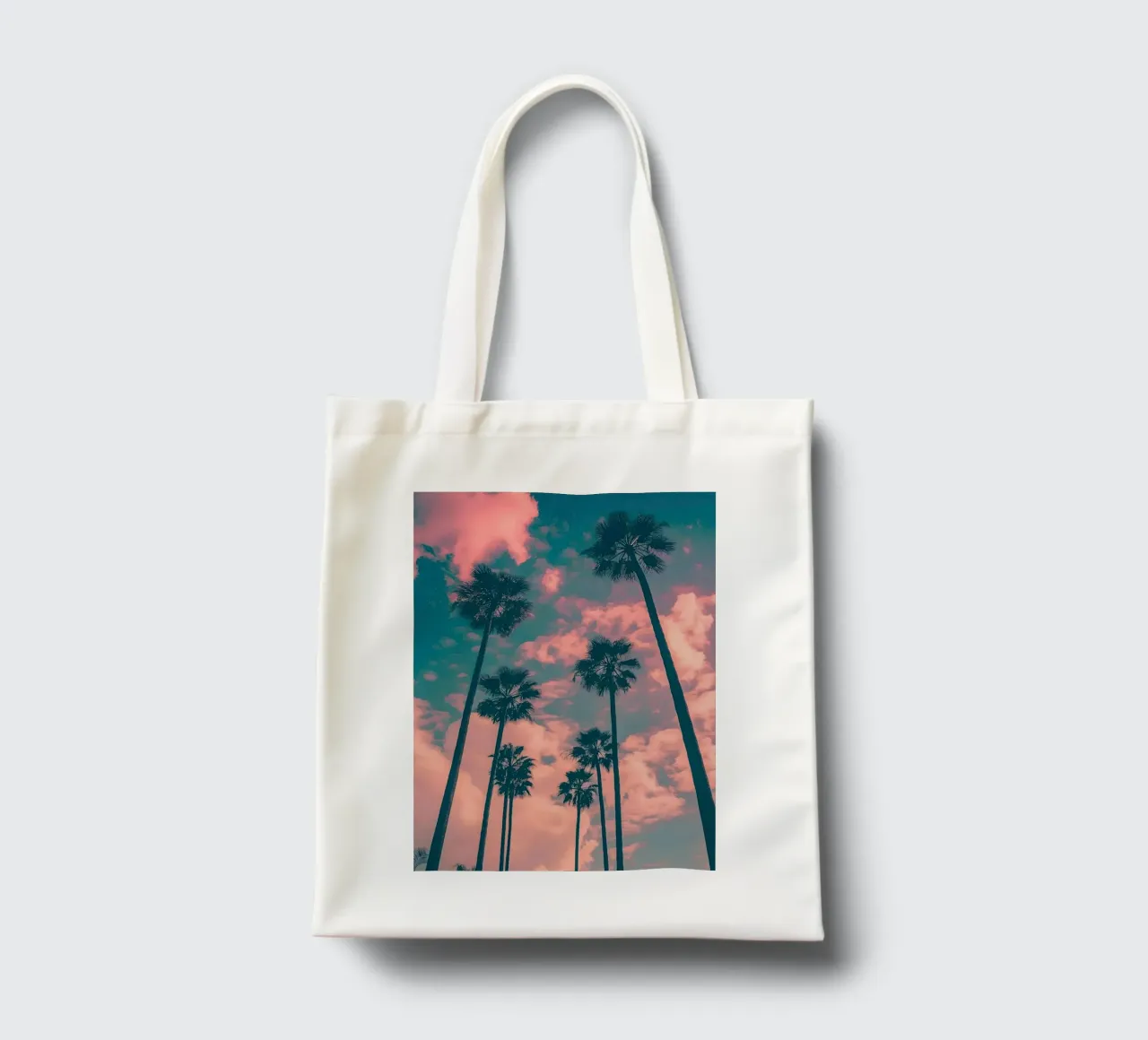 Pink Sky With Palm Trees borsa in juta da Leonard Barreiro