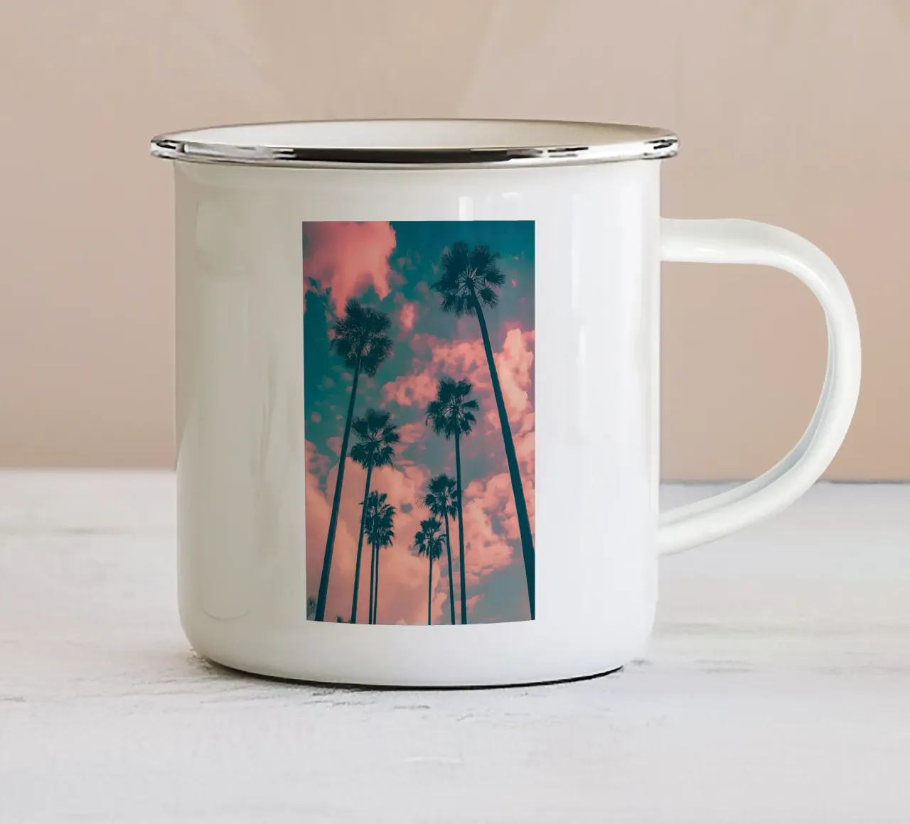 Pink Sky With Palm Trees tazza in smalto da Leonard Barreiro